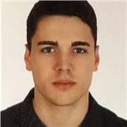 Maestro de primaria que adapta sus clases a las demandas y necesidades de su alumnos.